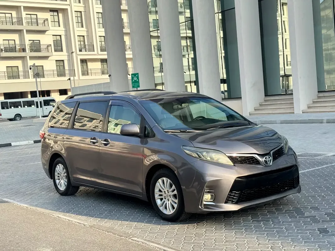 Toyota Sienna 3.5 AT (266 hp)