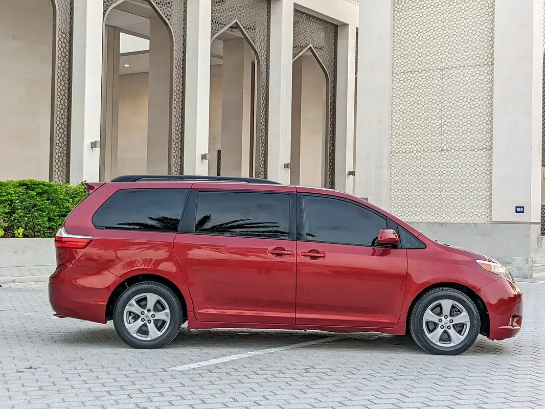 Toyota Sienna 3.5 AT (266 hp) - 17
