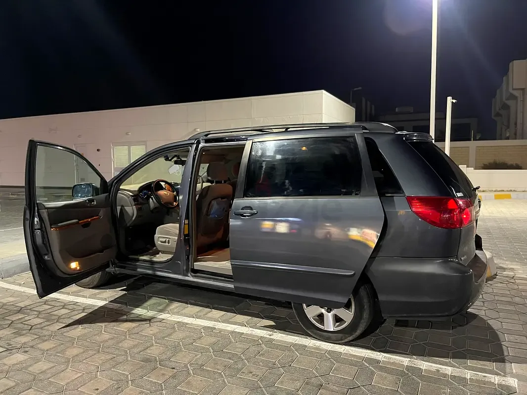 Toyota Sienna 3.5 AT (266 حصان) - 2
