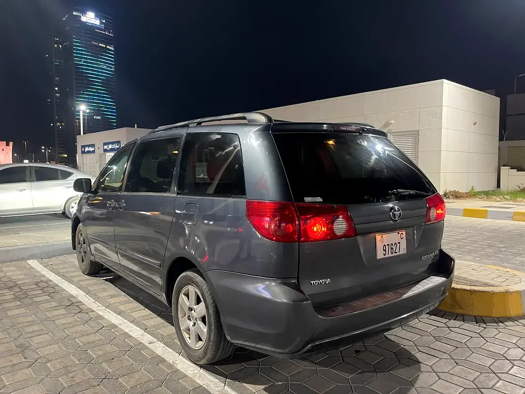 Toyota Sienna 3.5 AT (266 حصان) - 3