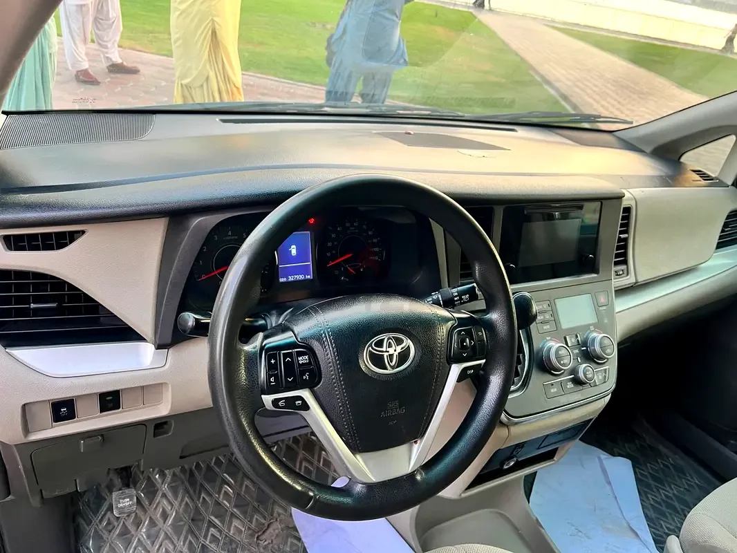 Toyota Sienna 3.5 AT (296 hp)