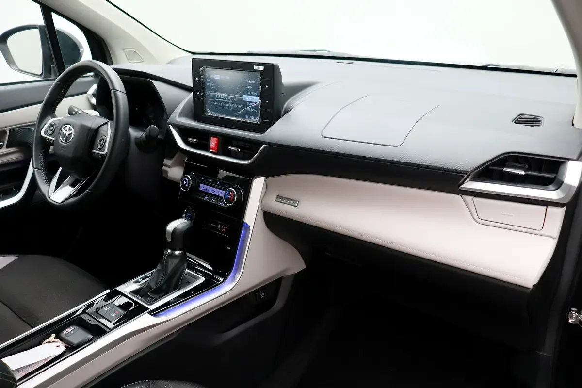 Toyota Veloz 1.5 CVT (106 hp) - 14
