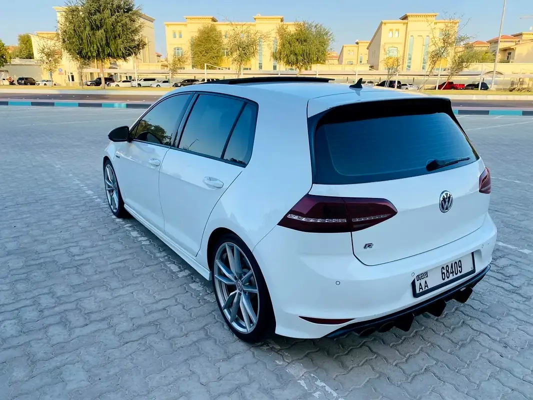 Volkswagen Golf R 2.0 AMT 4WD (300 hp)