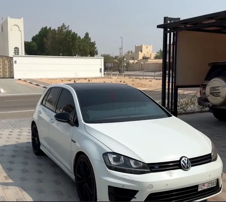 Volkswagen Golf R 2.0 AMT 4WD (300 hp)