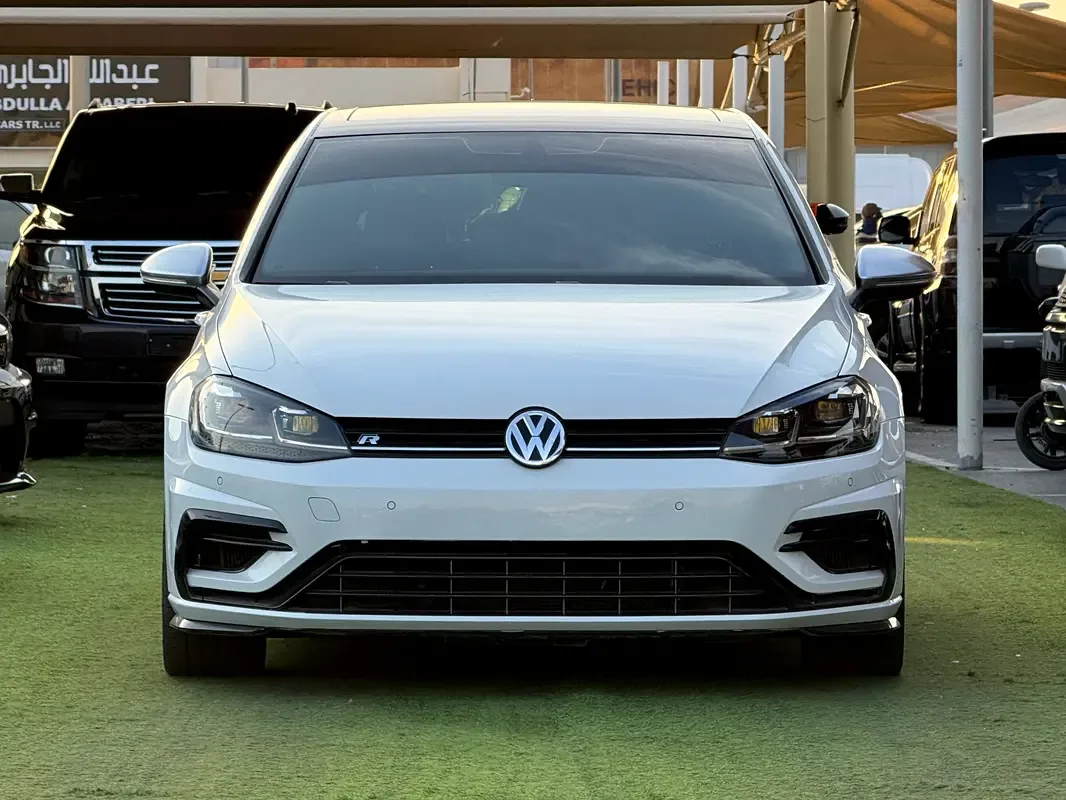 Volkswagen Golf R 2.0 AMT 4WD (300 hp)