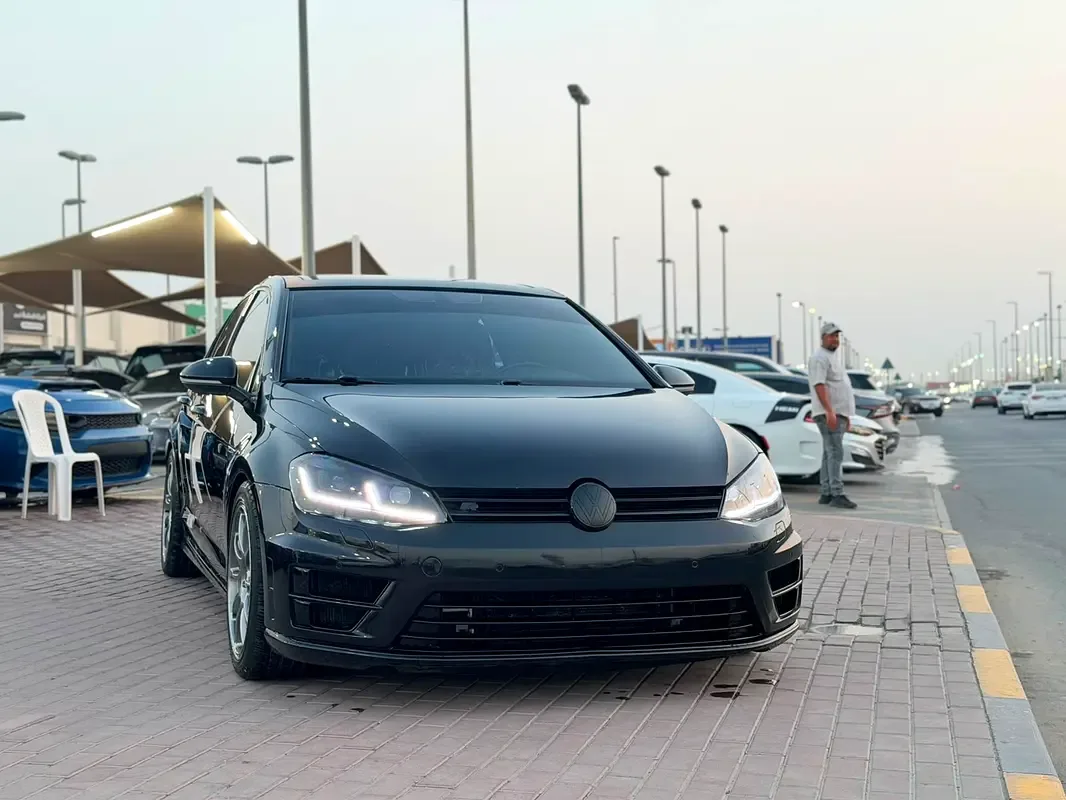 Volkswagen Golf R 2.0 AMT 4WD (300 hp)