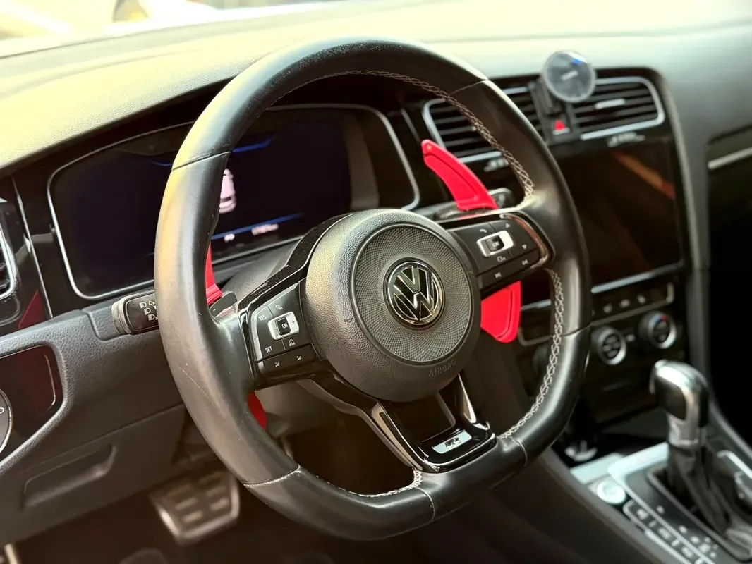 Volkswagen Golf R 2.0 AMT 4WD (300 حصان) - 9