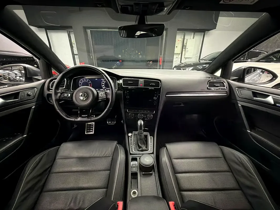 Volkswagen Golf R 2.0 AMT 4WD (300 حصان) - 8