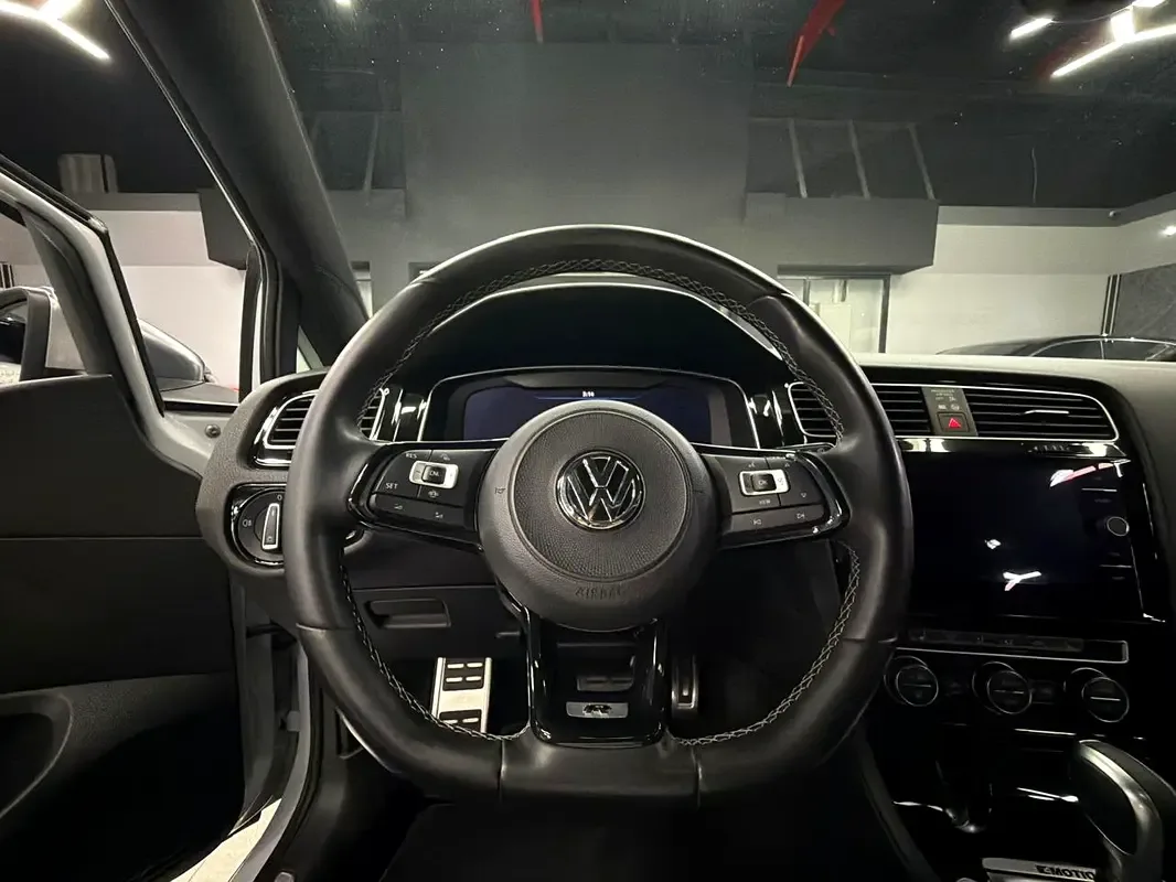 Volkswagen Golf R 2.0 AMT 4WD (300 حصان) - 9