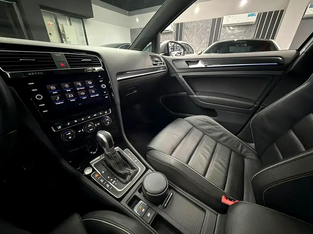 Volkswagen Golf R 2.0 AMT 4WD (300 حصان) - 10