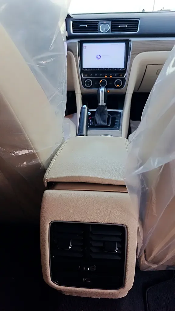 Volkswagen Passat 2.0 FSI DSG (200 hp) MT - 17