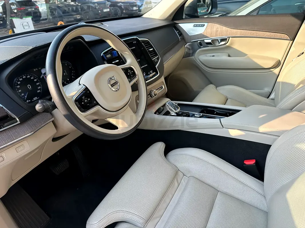 Volvo XC90 2.0 AT AWD (300 حصان)
