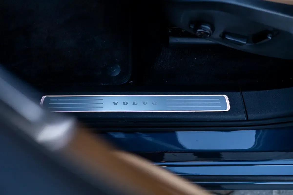 Volvo XC90 2.0 T6 Drive-E AT AWD (7 مقاعد) (320 حصان) - 9