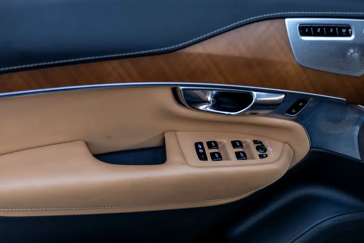 Volvo XC90 2.0 T6 Drive-E AT AWD (7 مقاعد) (320 حصان) - 12