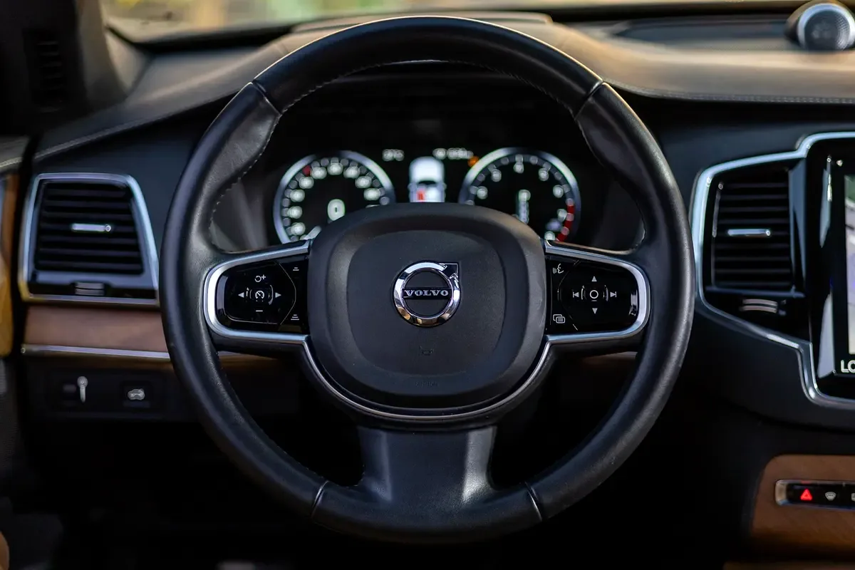 Volvo XC90 2.0 T6 Drive-E AT AWD (7 مقاعد) (320 حصان) - 17