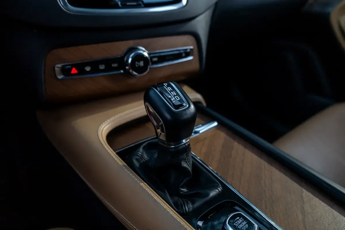 Volvo XC90 2.0 T6 Drive-E AT AWD (7 مقاعد) (320 حصان) - 20